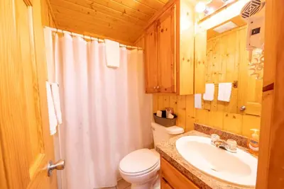 Image de Cabin 18 - 1 Bedroom, 1 Bath, Loft with Spacious Screened-in Proch