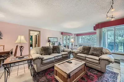 Image de Condo with Mountain Views and Private Hot Tub/Walk to Lifts!