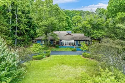 Image de Lake Lanier Retreat – Renovated Luxury + Lake Access & Sunset Views