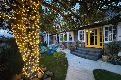 Image de Beachy Chic Seaside Retreat-gas fireplace & firepit, steps to beach, prom & town