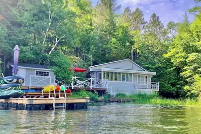 Image de Cozy, renovated rustic cottage on the shore of beautiful navigable lake\n