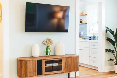 Image de Charming 1937 Historic Cottage in Boardwalk District by Beach, Lake & Shopping