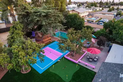 Image de 5br｜Pickleball Court｜Pool｜Tree Deck｜Mini Golf｜Bbq