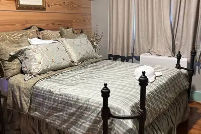 Image de Room 6 (sleeps 2) at Chipley's Squareview Inn