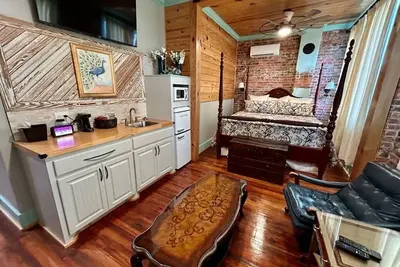 Image de Room 7 (sleeps 2) at Chipley's Squareview Inn