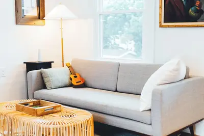 Image de Historic Cottage Tongue & Groove Walls in Boardwalk District near Carolina Lake