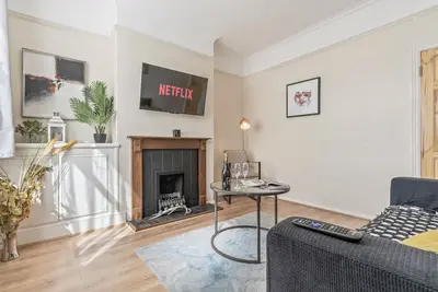 Image de Stylish & Central 3 Bed House | Parking & Garden