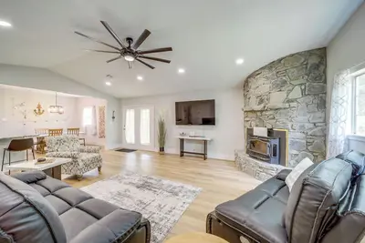 Eufaula Home - Walk to Lake Beach!