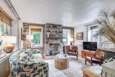 Image de Steps to Delaware Canal: Enchanting Stone Cottage!