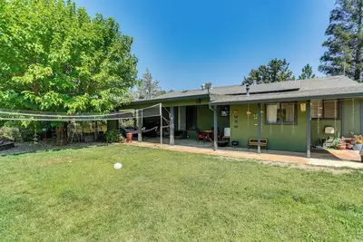 Image de Hot Tub & Horse Boarding on 3 Acres in Redding!