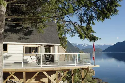 Image de Ozarks Homestead Island Cabin