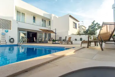 Image de Luxury 4 bedroom house with private pool in the city center