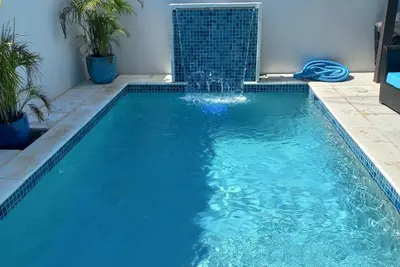 Ocean Breeze 2-bedroom 2-Bath in Nassau w/ Pool, Ac, WiFi, Barbecue.
