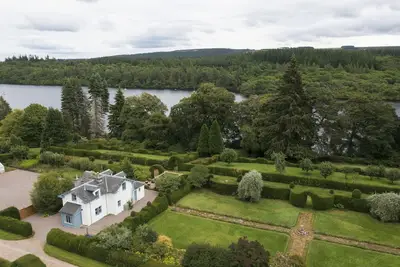 Image de Luxury Highland Garden Gem with Hot tub by Loch Ness