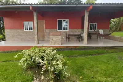 Image de 3 bedroom, 1 bath home with pool access, 10 minutes from the beach.