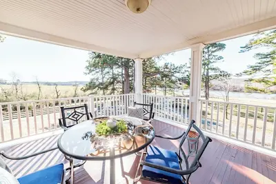 Image de Apple Orchard Farmhouse w/ Lake Views, Upstairs Only