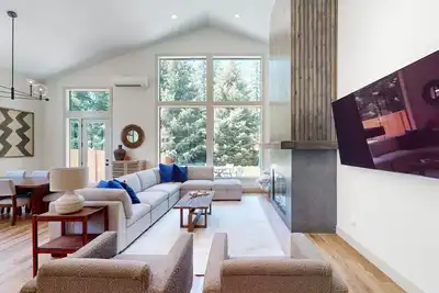 Image de Modern home with private backyard, Ac, & full kitchen - next to lake