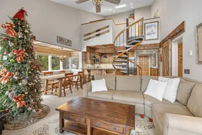 Image de Ski on Ski off steps away from Stratton Village