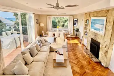 Image de Large Beachside House + 2 Queen Studio Suites, Sleeps up to 12, on Mills Beach