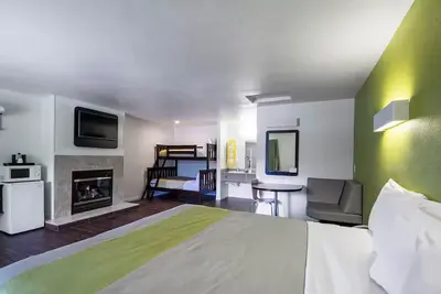 Image de Studio King With BunkBeds Near Downtown Monterey