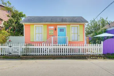 Image de 1 Mi to Beach: Colorful Cottage in Galveston!