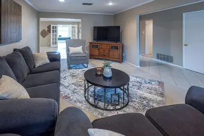 Image de Cozy up to Midland house.