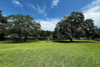Image de Historic Charm on the Lake Stay by a 475 Year-Old Oak with Private Dock BoatRamp