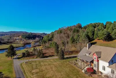 Image de Robin Hoods Retreat - Luxury home, walk to river, hot tub, fire pit!