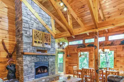 Image de Luxury Cabin • 4 King Beds • Jacuzzi in Each Room