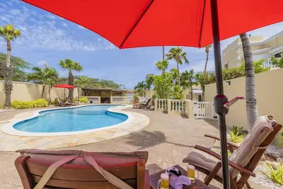 Image de Island Escape ~ Lrg Private Backyard, Pool & Patio