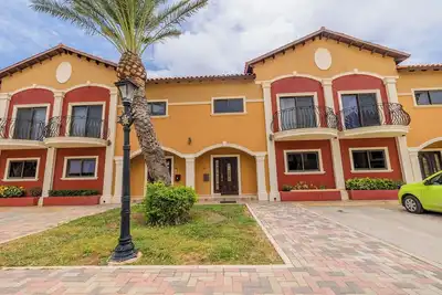 Image de Beautiful Gold Coast Gem ~ Pools ~ Tennis ~ Gym!