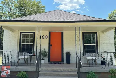 Image de 3-bedroom Downtown Stilly Retreat - Renovated 1920s Cottage with a Boho Vibe!