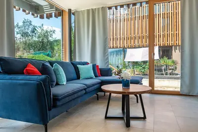 Image de Maison de vacances 'Architektenhaus C1 Mit Seesicht' avec vue sur le lac, terrasse privée et Wi-Fi