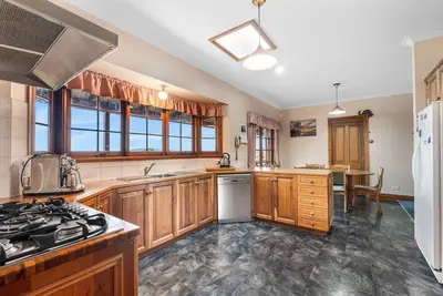 Image de Hilltop Retreat, Water Views