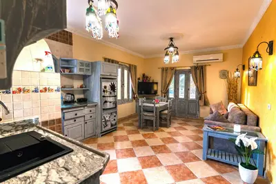 Image de Villa avec piscine barbecue jardin tente de couchage transats jacuzzi