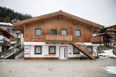 Image de Chalet Hirsch is furnished in a rural style