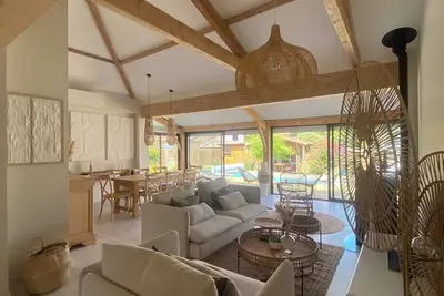 Image de Villa avec piscine, à proximité du lac/océan et accès au bourg à pied