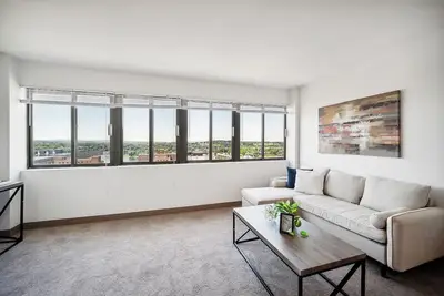 Image de Pp 1802  Modern Corporate 2br, pool, Gym