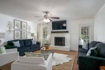Image de Blackberry Place- 3br 2ba- Near Ua- Fenced in yard