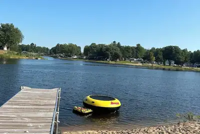 Image de Lakefront cozy  2-bedroom cabin in welcoming Gladwin with WiFi, Ac