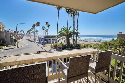 Image de Hotspot for Winter Whale Watching from the balcony. Walk to shop and dine.