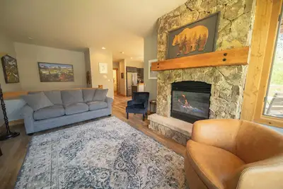 Ground-Floor Townhome with Amazing Mountain Views!