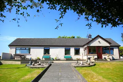 Image de Cosy, spacious, private hill top property, with stunning far reaching views.