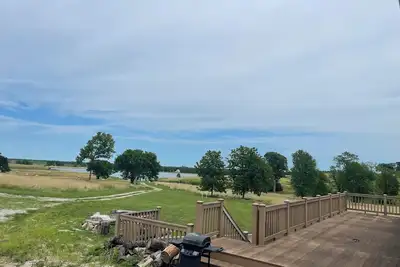 Image de Spacious 5-bedroom house overlooking a serene 20 acre lake