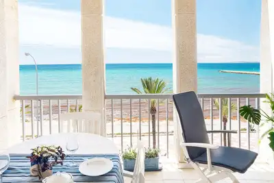 Image de Vistas Increíbles y Confort en Primera Línea de Playa