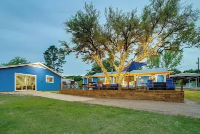 Image de Lakefront Living with Pickleball, Basketball, Hot Tub & Lake activities