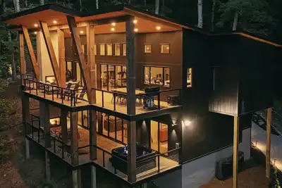 Image de R. House: Modern luxury cabin w/hot tub & scenic river views!