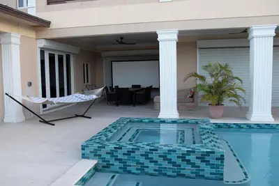 Image de This charming modern apartment is a perfect Nassau escape with WiFi, Ac, pool.