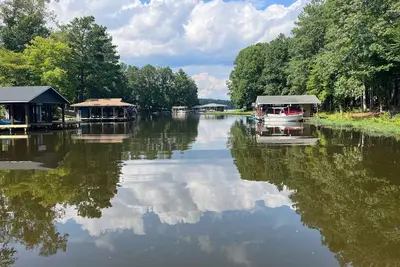 Image de Sun's Out - Fun's Out Lodge \n\n Boat Ramp and Beach Area\nLake Gaston - Macon, Nc