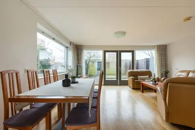 Image de Gezinsvriendelijke Hoekwoning in Alkmaar met 5 Slaapkamers en Centrale Ligging